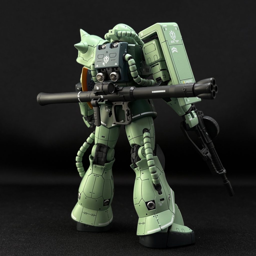 ザクってめっちゃ人気ありますよね。正直、ガンダムよりザクのほうが好きって人も結構いるんじゃないでしょうか。だからこそ、ザクの色を何で塗ろうか悩んでいる人も多いはず。なので今回はそんなザクの全塗装を通して、緑の塗料を比べられるようにしました。