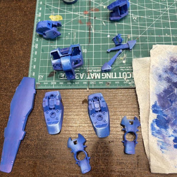 青は2度やり直しました。腰アーマーの白明度高すぎる😩いや、白パーツの1番明るい色を腰アーマーの明度に合わすべきか？黄色の影色ほぼ茶色だったりします💦赤いパーツの正面はシャケ色。でも側面のダークレッドに引っ張られ赤に見えるマジック。色って勉強すると楽しそう😆（2枚目）