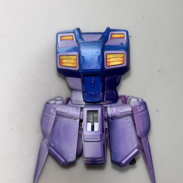 青は2度やり直しました。腰アーマーの白明度高すぎる😩いや、白パーツの1番明るい色を腰アーマーの明度に合わすべきか？黄色の影色ほぼ茶色だったりします💦赤いパーツの正面はシャケ色。でも側面のダークレッドに引っ張られ赤に見えるマジック。色って勉強すると楽しそう😆（3枚目）
