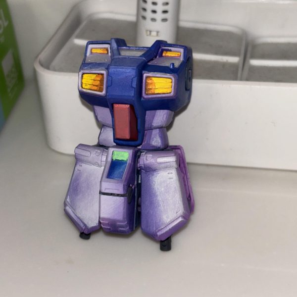 青は2度やり直しました。腰アーマーの白明度高すぎる😩いや、白パーツの1番明るい色を腰アーマーの明度に合わすべきか？黄色の影色ほぼ茶色だったりします💦赤いパーツの正面はシャケ色。でも側面のダークレッドに引っ張られ赤に見えるマジック。色って勉強すると楽しそう😆（4枚目）