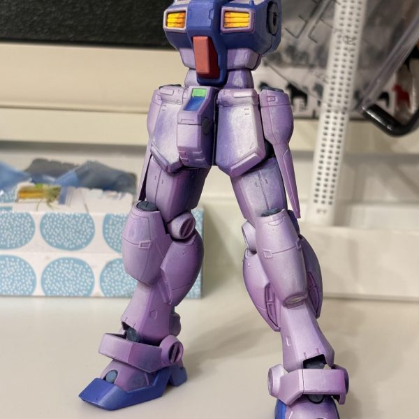 青は2度やり直しました。腰アーマーの白明度高すぎる😩いや、白パーツの1番明るい色を腰アーマーの明度に合わすべきか？黄色の影色ほぼ茶色だったりします💦赤いパーツの正面はシャケ色。でも側面のダークレッドに引っ張られ赤に見えるマジック。色って勉強すると楽しそう😆（5枚目）