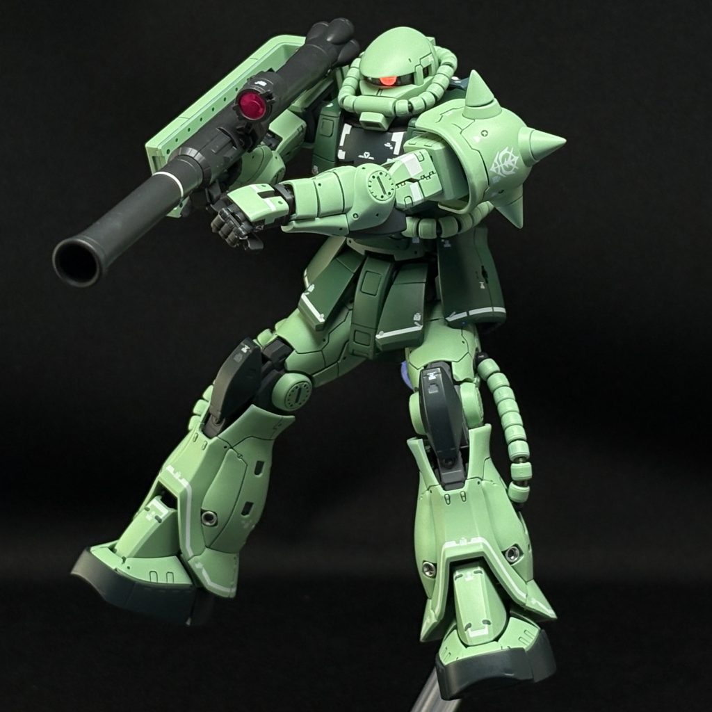 前回のガンダムカラーは、色合いとしてはそこまで大きな差をつけず、全体的にナチュラルな組み合わせにしました。でも今回は、明るい「ライトグリーン」に、暗い「暗緑色」を合わせています。明るい緑と暗い緑でメリハリをつけることで、量産機なのに、かなり主役機っぽい印象になるんですよね。