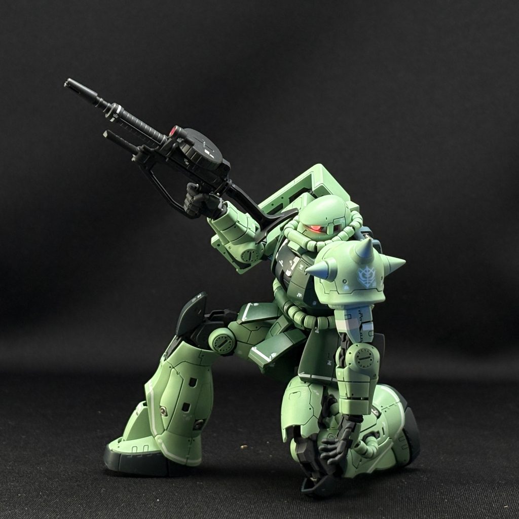 なので、「とにかくカッコいいザクを作りたい!」「キャラクターモデルらしく、メリハリをつけたい!」という人には、今回の「ライトグリーン」と「暗緑色」の組み合わせはおすすめです。ちなみに「ライトグリーン」は人気色で、現在は入荷待ちになっているようです。気になっている方は、再入荷したタイミングでチェックしておくといいかもしれません。この2色はザクだけじゃなく、ジオン系の機体にも使いやすい組み合わせです。「明るい緑+暗い緑」でメリハリをつける、という考え方を覚えておけば、他のジオン系の機体を作る時にも応用できます。色選びで迷ったときの、ひとつの選択肢として覚えておくと便利です。