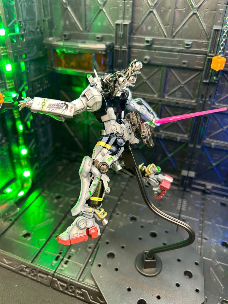 緑は蛍光塗料を使い、ブラックライトを当てると光る仕様にしました。
