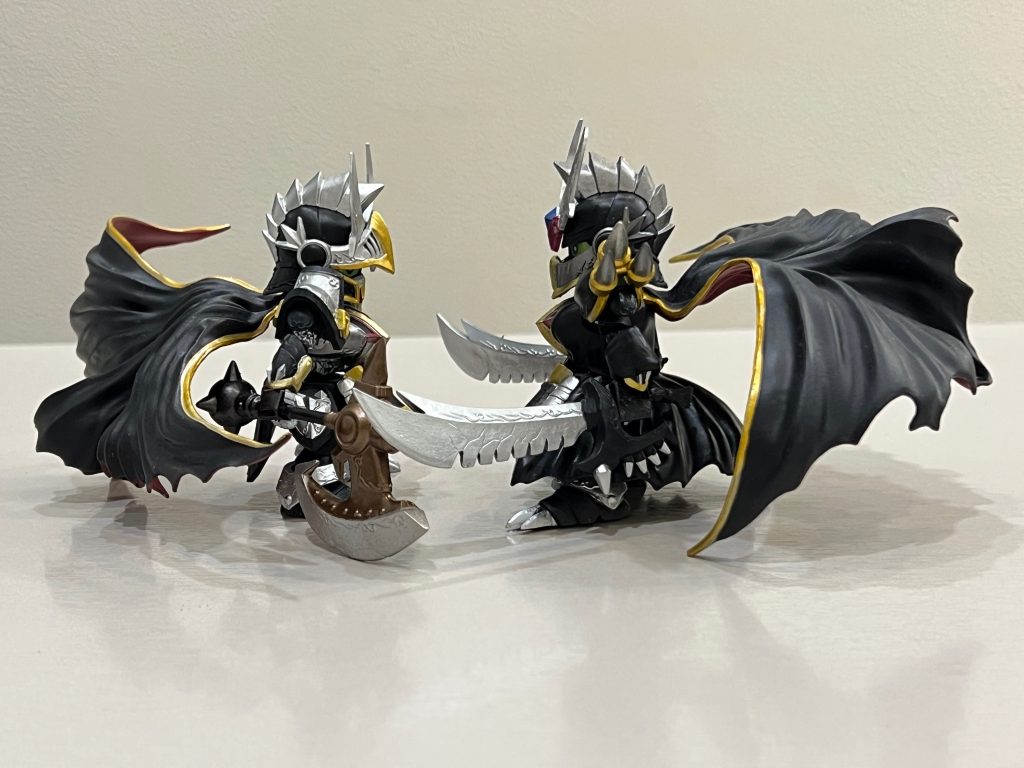 もう一人の闇騎士だった。黒き闇騎士は邪悪な笑みを浮かべ、二振りの漆黒の暗黒剣を抜き放った。二刀流の構えを取り、その鋭い切っ先を闇騎士の喉元へと突きつける。「もう自分を偽るのはやめろ！血にまみれたその手を見てみろ！お前はとうの昔に、ザビニス帝国が誇る、最も鋭き暗殺の刃となったのだ！」「憎しみこそがお前の力だ！そんな偽善に満ちた正義など、誰一人として救うことはできん！」言葉が終わるより早く――漆黒の二刀が風を切り裂き、猛烈な勢いで襲いかかった！闇騎士は本能的に腕を掲げ、その攻撃を受け止める。「キィィィン――！」金属が激しくぶつかり合う轟音とともに、無数の火花が瞬時に漆黒の世界を照らし出した。相手の猛攻に押され、闇騎士は次第に後退していく。