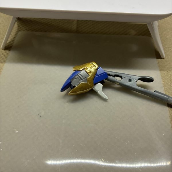 ガンダムUCエンゲージに出てきたV2用武器、、格納庫作るのに止まってましたが、再開します。素材はダブルオー関連の武器がメインで、格納、展開のギミックを活かしたいと思いますABC装備、Gフレームで予約開始ですが、やれるところまで、、。MSは、HGよりもGフレームのほうを起用しました。(情報量がしっかりしてるので)2枚目は、今年話題がでましたCANGELを先用。まだ試行錯誤ですが好みの鏡面でした。またGフレーム、以外にパーツ分離ができたのでやりやすかったです。2枚目塗装は、メタリックライトニンググレー2を筆塗り、Gelのあとに金色粉を使いました。CANGELは、粘土が少し高めでしたので無水エタノールをピペットで少量添加した後使用、より綺麗に仕上げるためにUVレンジ前の時間を調整しようと思いますGELで使った器材は100均のお店からです。(2枚目)
