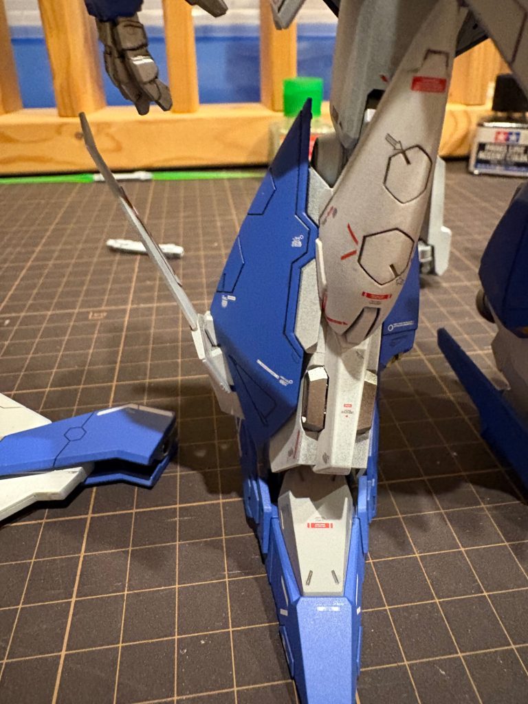 このキットのシールド。クスィーガンダムのサイズに合ってない様に思います。少し小さい。サザビーほど大きくなくてもいいけど、少しミスマッチかなとも。取り付けるとなんだかバランス悪いような。。。（シールドの写真じゃないけど）