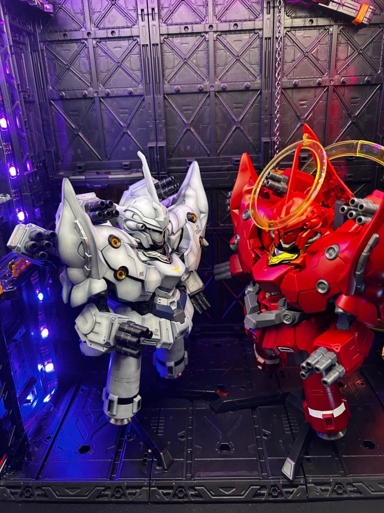 息子作の赤いネオジオングと並べてみました。赤いネオジオングは素組みになります。