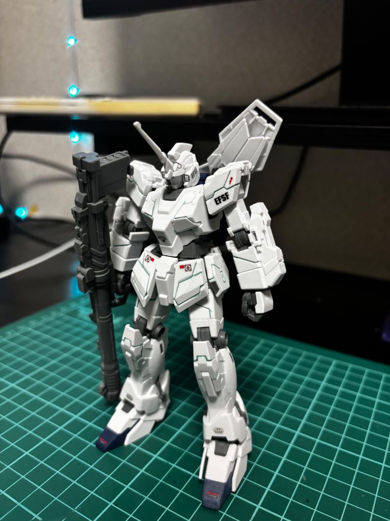 バズーカだけを持たせた状態サイコフレームで墨入れするだけで雰囲気変わりますね