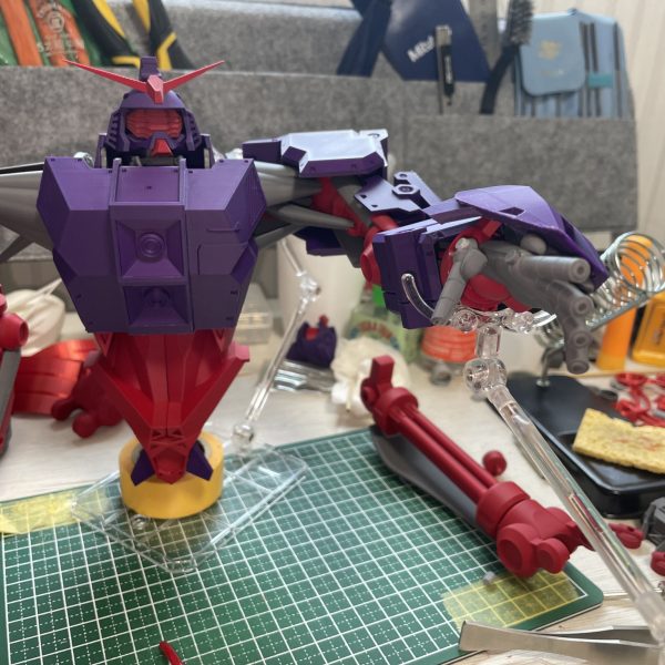 ジークアクス版サイコガンダムの仮印刷が一通り完了しました！保持力が弱い等の問題はありつつ理想に近い形で印刷できて嬉しい！パーツは全て3Dプリント品なのでガンプラとは違うかもしれませんが、色分けして組み立てると自分だけのガンプラを組んでいるみたいでワクワクしますね。赤色の部分はメタリック感を出したかったので光沢が強めのシルク系のフィラメントで印刷しようと思ってましたが、扱いやすいベースのフィラメントで暗めの赤色で印刷してみました。設定画も全体的に色が暗い印象なので合ってるような気がします。(ほぼ)1/144スケールですがGQ版ハンブラビを横に置くとより大きさが際立ちますね。自立できないから手で持って撮ってますがめっちゃ重かったです😭一部余剰パーツ有り、パーツ付け外しなどは必要ですがMA形態にも変形させられます。ハンブラビを横に添えればあのシーンも再現できます。自分で言うのもなんですが良すぎる。早くポーズ取らせたい！（7枚目）