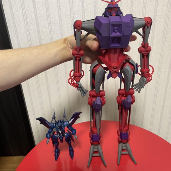 ジークアクス版サイコガンダムの仮印刷が一通り完了しました！保持力が弱い等の問題はありつつ理想に近い形で印刷できて嬉しい！パーツは全て3Dプリント品なのでガンプラとは違うかもしれませんが、色分けして組み立てると自分だけのガンプラを組んでいるみたいでワクワクしますね。赤色の部分はメタリック感を出したかったので光沢が強めのシルク系のフィラメントで印刷しようと思ってましたが、扱いやすいベースのフィラメントで暗めの赤色で印刷してみました。設定画も全体的に色が暗い印象なので合ってるような気がします。(ほぼ)1/144スケールですがGQ版ハンブラビを横に置くとより大きさが際立ちますね。自立できないから手で持って撮ってますがめっちゃ重かったです😭一部余剰パーツ有り、パーツ付け外しなどは必要ですがMA形態にも変形させられます。ハンブラビを横に添えればあのシーンも再現できます。自分で言うのもなんですが良すぎる。早くポーズ取らせたい！（2枚目）