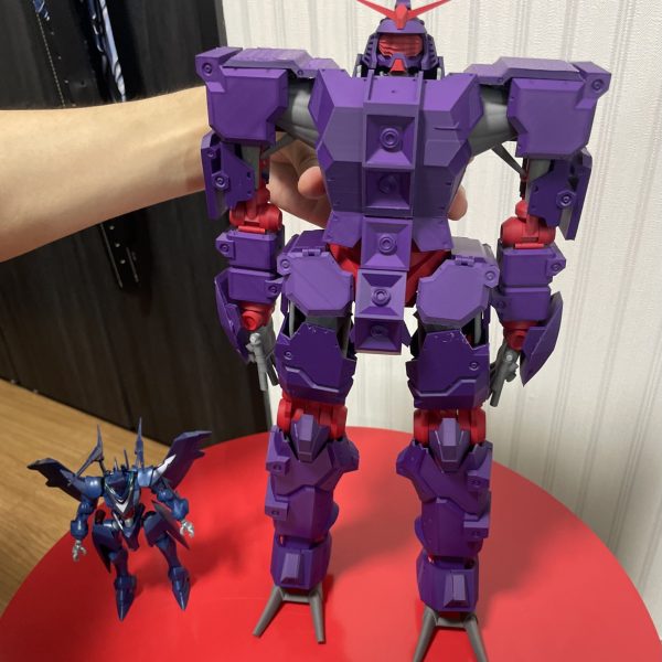 ジークアクス版サイコガンダムの仮印刷が一通り完了しました！保持力が弱い等の問題はありつつ理想に近い形で印刷できて嬉しい！パーツは全て3Dプリント品なのでガンプラとは違うかもしれませんが、色分けして組み立てると自分だけのガンプラを組んでいるみたいでワクワクしますね。赤色の部分はメタリック感を出したかったので光沢が強めのシルク系のフィラメントで印刷しようと思ってましたが、扱いやすいベースのフィラメントで暗めの赤色で印刷してみました。設定画も全体的に色が暗い印象なので合ってるような気がします。(ほぼ)1/144スケールですがGQ版ハンブラビを横に置くとより大きさが際立ちますね。自立できないから手で持って撮ってますがめっちゃ重かったです😭一部余剰パーツ有り、パーツ付け外しなどは必要ですがMA形態にも変形させられます。ハンブラビを横に添えればあのシーンも再現できます。自分で言うのもなんですが良すぎる。早くポーズ取らせたい！（3枚目）