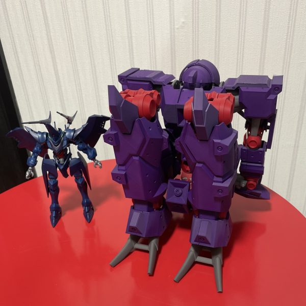ジークアクス版サイコガンダムの仮印刷が一通り完了しました！保持力が弱い等の問題はありつつ理想に近い形で印刷できて嬉しい！パーツは全て3Dプリント品なのでガンプラとは違うかもしれませんが、色分けして組み立てると自分だけのガンプラを組んでいるみたいでワクワクしますね。赤色の部分はメタリック感を出したかったので光沢が強めのシルク系のフィラメントで印刷しようと思ってましたが、扱いやすいベースのフィラメントで暗めの赤色で印刷してみました。設定画も全体的に色が暗い印象なので合ってるような気がします。(ほぼ)1/144スケールですがGQ版ハンブラビを横に置くとより大きさが際立ちますね。自立できないから手で持って撮ってますがめっちゃ重かったです😭一部余剰パーツ有り、パーツ付け外しなどは必要ですがMA形態にも変形させられます。ハンブラビを横に添えればあのシーンも再現できます。自分で言うのもなんですが良すぎる。早くポーズ取らせたい！（4枚目）