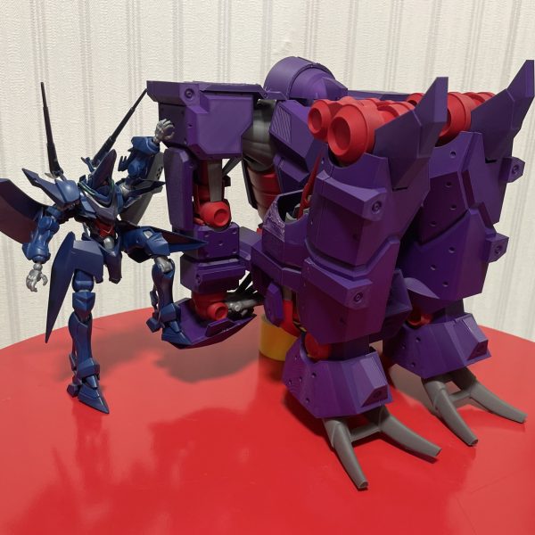 ジークアクス版サイコガンダムの仮印刷が一通り完了しました！保持力が弱い等の問題はありつつ理想に近い形で印刷できて嬉しい！パーツは全て3Dプリント品なのでガンプラとは違うかもしれませんが、色分けして組み立てると自分だけのガンプラを組んでいるみたいでワクワクしますね。赤色の部分はメタリック感を出したかったので光沢が強めのシルク系のフィラメントで印刷しようと思ってましたが、扱いやすいベースのフィラメントで暗めの赤色で印刷してみました。設定画も全体的に色が暗い印象なので合ってるような気がします。(ほぼ)1/144スケールですがGQ版ハンブラビを横に置くとより大きさが際立ちますね。自立できないから手で持って撮ってますがめっちゃ重かったです😭一部余剰パーツ有り、パーツ付け外しなどは必要ですがMA形態にも変形させられます。ハンブラビを横に添えればあのシーンも再現できます。自分で言うのもなんですが良すぎる。早くポーズ取らせたい！（6枚目）