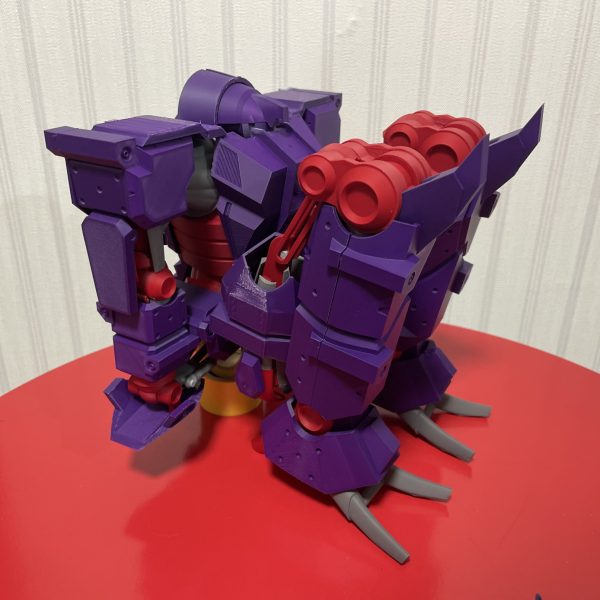 ジークアクス版サイコガンダムの仮印刷が一通り完了しました！保持力が弱い等の問題はありつつ理想に近い形で印刷できて嬉しい！パーツは全て3Dプリント品なのでガンプラとは違うかもしれませんが、色分けして組み立てると自分だけのガンプラを組んでいるみたいでワクワクしますね。赤色の部分はメタリック感を出したかったので光沢が強めのシルク系のフィラメントで印刷しようと思ってましたが、扱いやすいベースのフィラメントで暗めの赤色で印刷してみました。設定画も全体的に色が暗い印象なので合ってるような気がします。(ほぼ)1/144スケールですがGQ版ハンブラビを横に置くとより大きさが際立ちますね。自立できないから手で持って撮ってますがめっちゃ重かったです😭一部余剰パーツ有り、パーツ付け外しなどは必要ですがMA形態にも変形させられます。ハンブラビを横に添えればあのシーンも再現できます。自分で言うのもなんですが良すぎる。早くポーズ取らせたい！（5枚目）