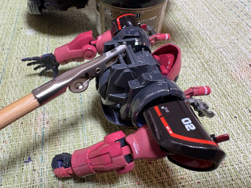 肩はブラックに赤を混色して栗色っぽい感じです。肩付け根は、初代ドムの胸のように赤胴鈴之助感にしたくてファントムグレーで。