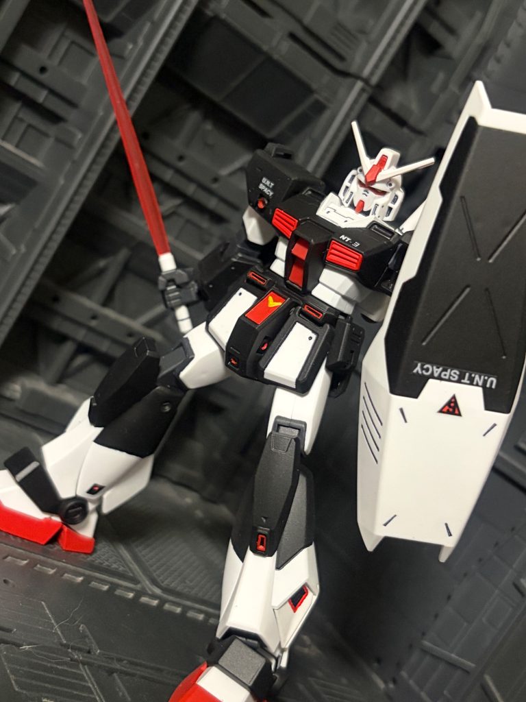 武装は専用ビームライフル、ビームサーベル、シールド、頭部バルカン、腕部ガトリングガンとNT-1アレックスと同装備とされている。機体構造が同じためチョバムアーマーの装備も理論上は可能だが装備された記録は残っていない
