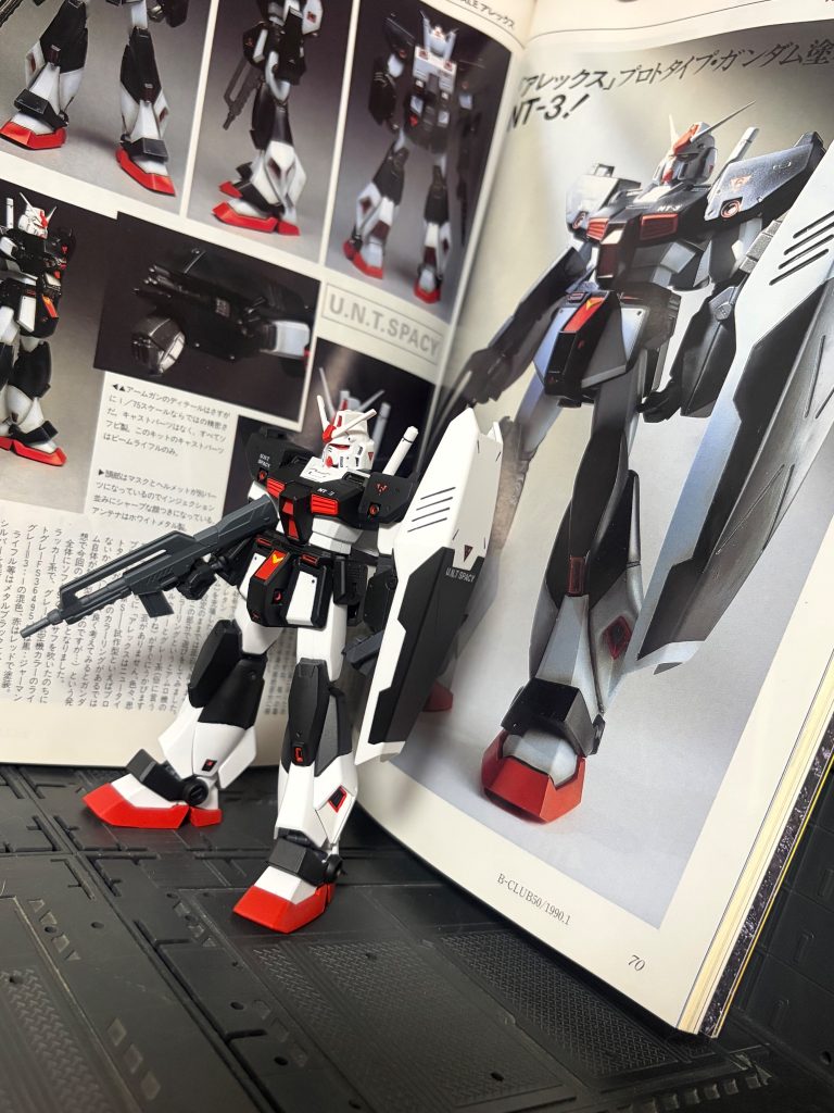 資料があまりにも少なかったのでこの機体が初めて世に出た1990年当時のB-Club50号を中古ショップで探しました、なんとか見つけて記事を見た時は興奮しました((o(｡>ω<｡)o))ソフビモデルの作例が最初だったという事にとても驚きました、そして作者様の「試作型といえばプロトタイプガンダムのカラーリングがあるではないか」という考えに共感しました、そこであくまで当時の資料は無く噂程度で残ってる話として『アレックスのプロトタイプだったのでは』と設定を作ってみましまた。ただ、NT-3というナンバリングにズレができてしまうとも感じたので『後継機のプロトタイプ』という話も付け加えてみました。あくまで私個人の解釈ですがカラーリングといい、ナンバリングといいバリエーション機体として非常にロマンを感じる素晴らしい機体だと思います(*´∀｀*)