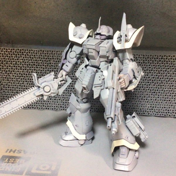 REイフリートシュナイド。一旦捨てサフ吹いてみました、今回は特殊任務用にカスタマイズで重武装なイフリートにしたので両手にアサルトライフルとチェーンソー、腰にハンドガン、肩に軍用ナイフ、脛にミサイルランチャー、バックパックに高機動スラスター装備の改造をしてみました。ミサイルランチャー、ハンドガン、軍用ナイフはネオジム磁石内蔵して脱着可能です。（2枚目）