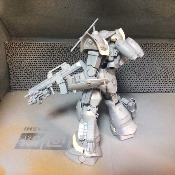 REイフリートシュナイド。一旦捨てサフ吹いてみました、今回は特殊任務用にカスタマイズで重武装なイフリートにしたので両手にアサルトライフルとチェーンソー、腰にハンドガン、肩に軍用ナイフ、脛にミサイルランチャー、バックパックに高機動スラスター装備の改造をしてみました。ミサイルランチャー、ハンドガン、軍用ナイフはネオジム磁石内蔵して脱着可能です。（3枚目）