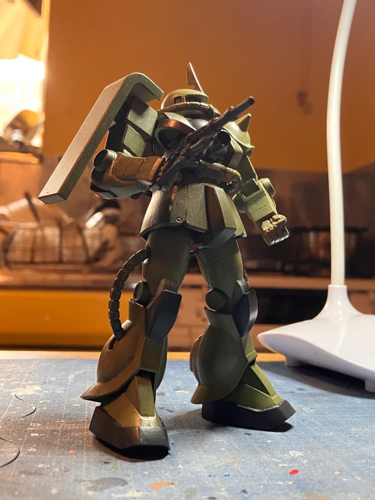 デカール、ラインを入れる前、段階&nbsp;デカールはガンダムデカールを使いましたがリアルタイプザクに対応するのがガンダムベース限定のリアルタイプザクしかなくて泣く泣く、そちらから使いました(￣▽￣;)