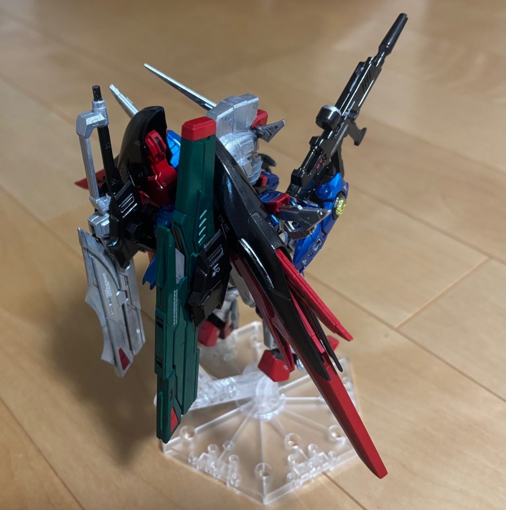基本武装もメタリック系塗料で筆塗りしています