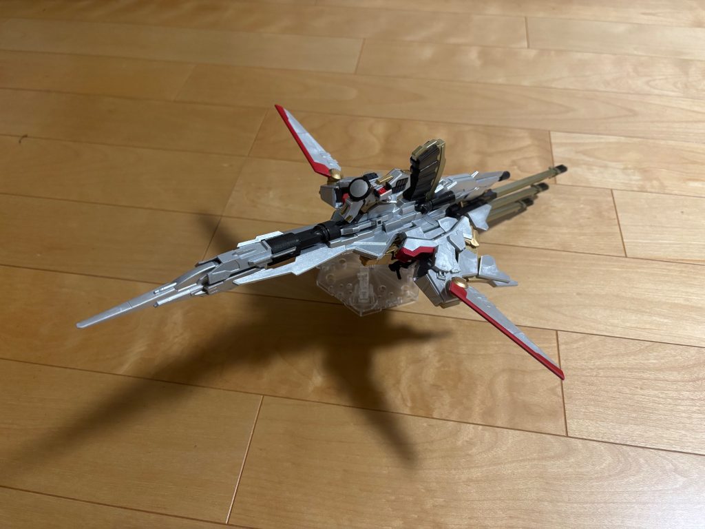 ゼウスシルエットもメタリック系塗料で筆塗りし全塗装しています。砲身はゼウスシルエットゴールド黄緑色のパーツはスーパーリッチゴールドで塗装しました。