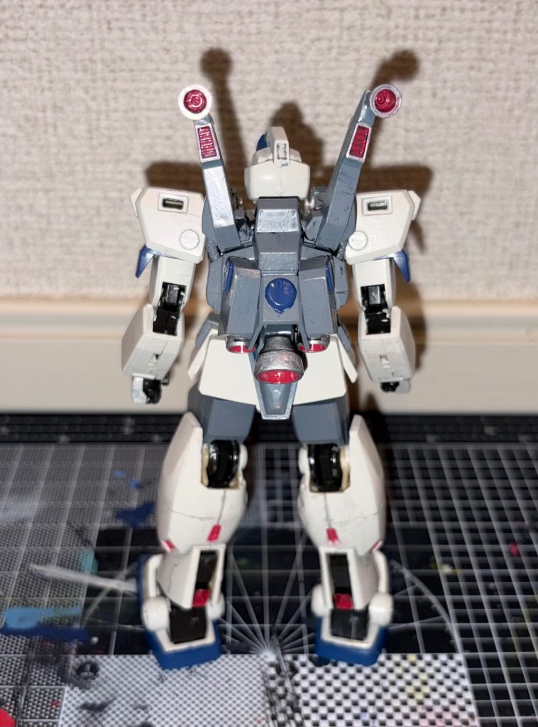 後ろから頭はリゼルから拝借ボディの装甲やバックパックはプラ板や余ったパーツを混ぜて作成しています