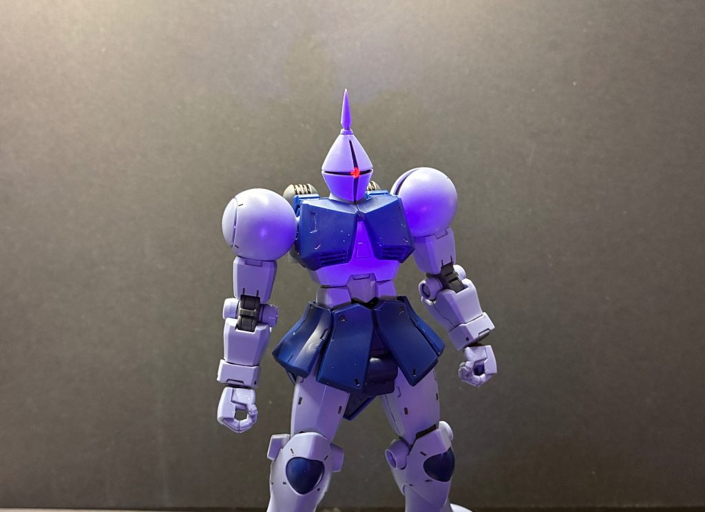赤の丸形メタリックシールに蛍光ピンクを塗ってモノアイにしました💡