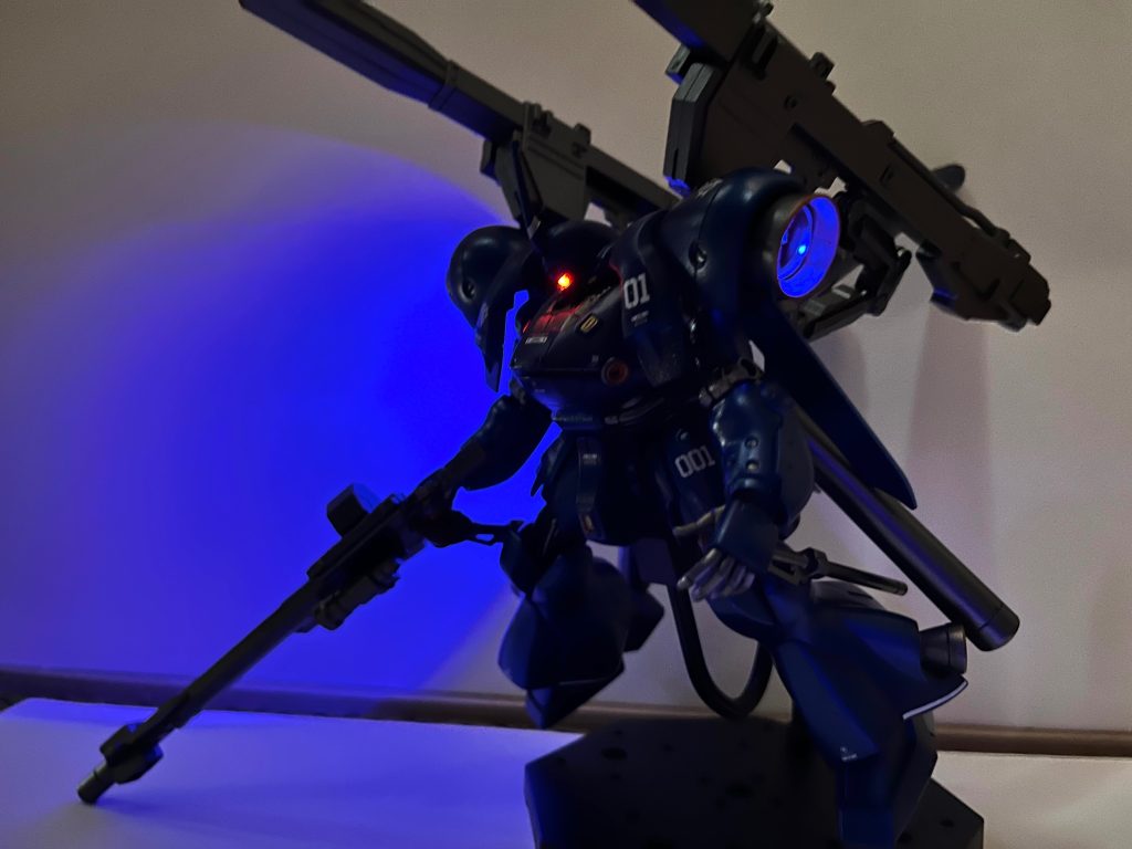 モノアイと大型スラスターにはLEDを入れて発光ギミックがありますグポ〜ン