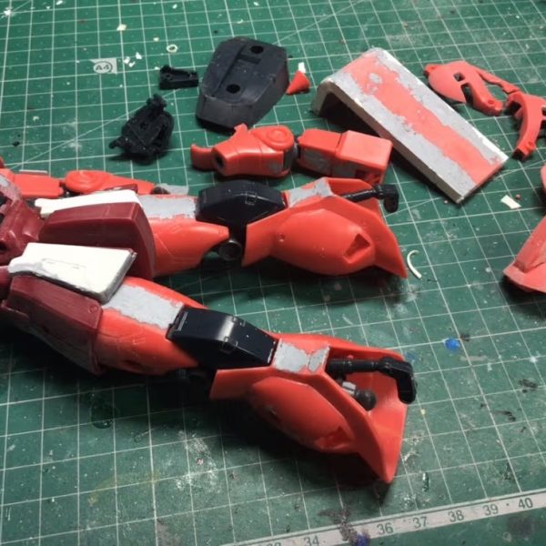 記念すべき最初に発売されたMGのシャア専用ザクver.1.0製作中です。腿を5ミリ幅増しスカートも準じて幅増し。シールドの横幅が短いのでプラ板で12ミリ幅増し、左ショルダーはプラ板とエポパテで5ミリ幅増し。各部の筋彫りは太く運河彫りなので瞬着とプライマーで埋め、頭部をパテで裏うちして削りこみ。ハンドパーツはロボマニの2Lハンドに交換しました。（2枚目）