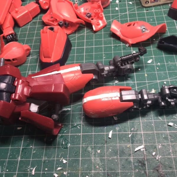 記念すべき最初に発売されたMGのシャア専用ザクver.1.0製作中です。腿を5ミリ幅増しスカートも準じて幅増し。シールドの横幅が短いのでプラ板で12ミリ幅増し、左ショルダーはプラ板とエポパテで5ミリ幅増し。各部の筋彫りは太く運河彫りなので瞬着とプライマーで埋め、頭部をパテで裏うちして削りこみ。ハンドパーツはロボマニの2Lハンドに交換しました。（5枚目）