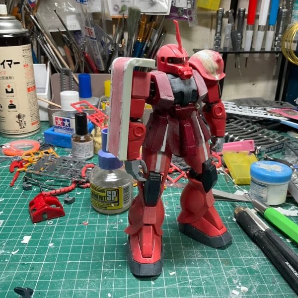 記念すべき最初に発売されたMGのシャア専用ザクver.1.0製作中です。腿を5ミリ幅増しスカートも準じて幅増し。シールドの横幅が短いのでプラ板で12ミリ幅増し、左ショルダーはプラ板とエポパテで5ミリ幅増し。各部の筋彫りは太く運河彫りなので瞬着とプライマーで埋め、頭部をパテで裏うちして削りこみ。ハンドパーツはロボマニの2Lハンドに交換しました。（6枚目）
