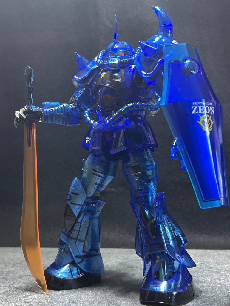 グフの荒々しさを表現したかったので裏打ちのシルバーはガイアノーツのスターブライトジュラルミン。敢えて輝度を下げました。