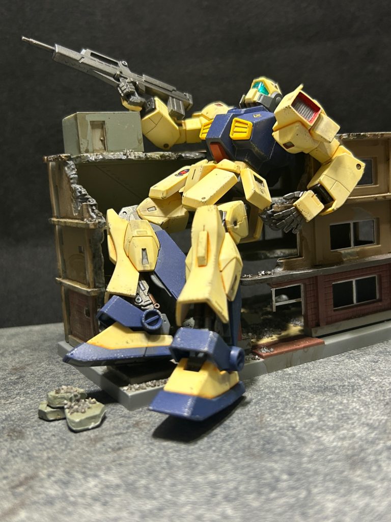 ガンダムUCではやられメカがちだったネモIIIですが、あの時代の連邦でMS乗りに成れる奴には矜持があったはずだと思い、ストーリーを作りました。キットはHGネモIII、デザートカラーの成型色を活かして部分塗装しました。ベージュの装甲はオレンジのリアルタッチマーカーで陰影、足首のチラ見せフレームはガンメタルと銅で筆塗りです。廃墟はトミーテック製キットをシタデルカラーのシェイドでウェザリングしました。ご覧いただきありがとうございます！