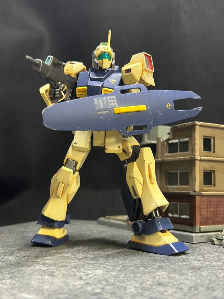 「見つけた！」今まさに転戦しようとする敵影を発見した。任務と私怨がないまぜになった感情のまま、体は訓練で染みついた戦闘行動を再生する。