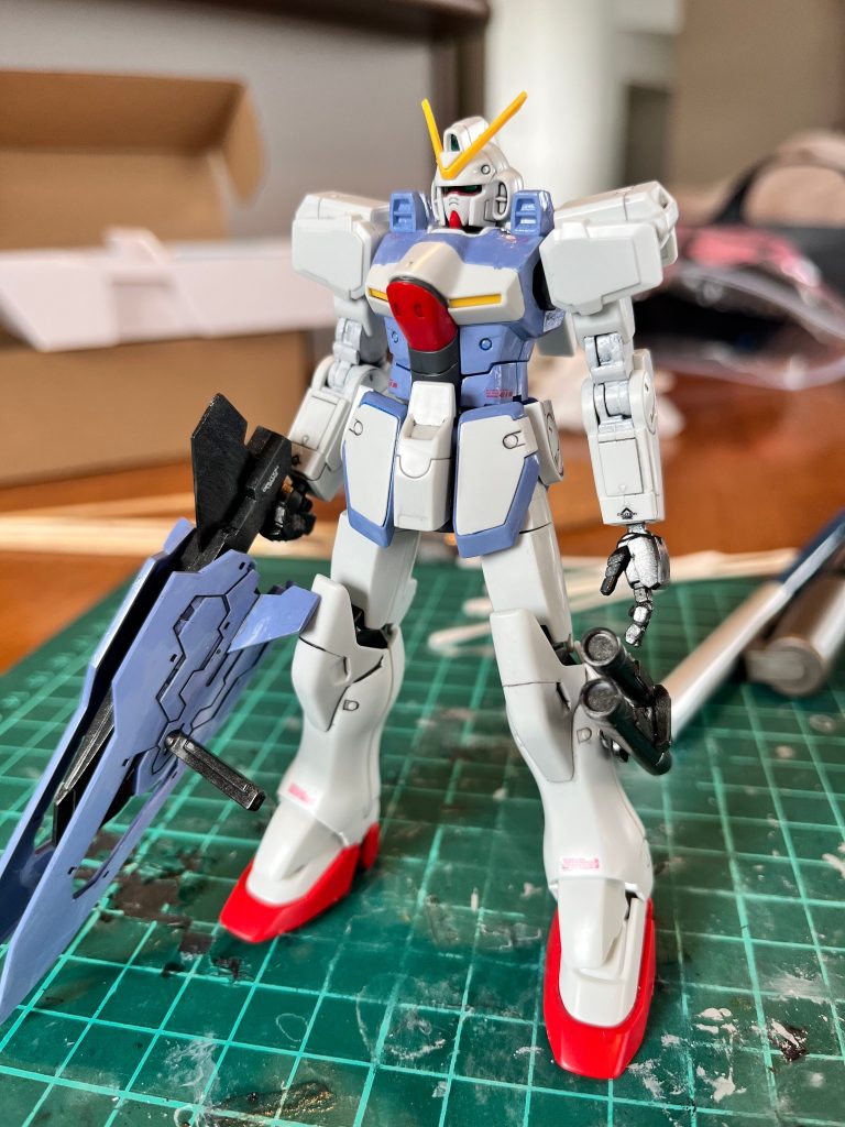 2色だけ使ってます。ブルー部：水性ホビーカラー　すみれ色関節部・バーニア・手首・武装：水性ホビーカラー　黒鉄色黒鉄色はいいですね〜、いい。ひと塗りでバシッと発色するし。すみれ色はかき混ぜが甘かったのか、何度か塗り重ねたのですがまだらになってしまいました。当初はこれで完成にしようと思ったんですが、すみれ色感薄いなぁと思い、スリッパも塗装することにしたのでした。