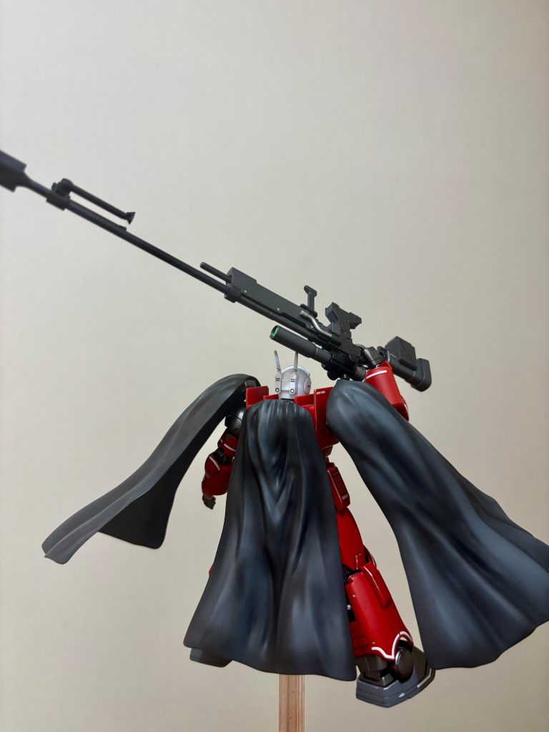 高火力、高射程タイプのライフルを装備させて。マルチクロスは整形色にブラック➕ミディアムブルーの混色でグラデーション塗装。この形態は完全にスナイパー特化なんで背中もマントを装備し、ステルス性を高めてあります。