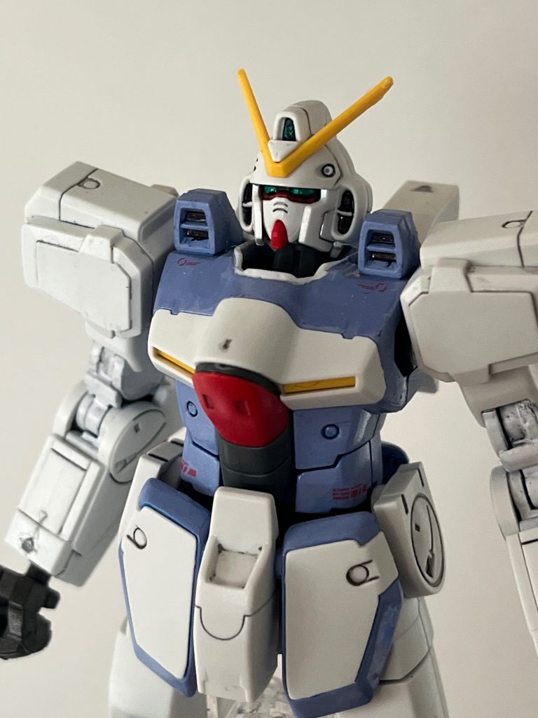 ツインアイもガンダムマーカーのグリーンで塗り分けてます。小さくて塗るの難儀しました。レオパルトもウイングガンダムも小さかったですけど、ヴィクトリーはさらにちっさいですしね。