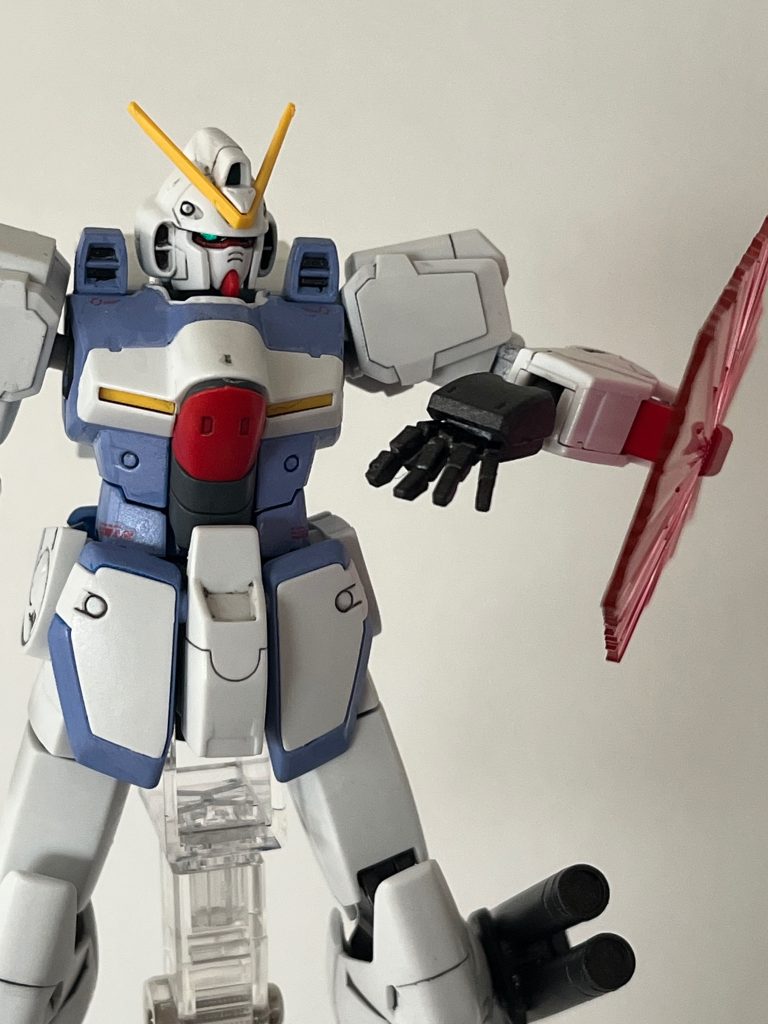 設定画のビームシールド展開イメージ画みたいに。カトキ氏によって緻密に描かれたVガンはほんと衝撃でした（シールド基部とサーベルの発振器が共通って設定は没なんだっけ・・？）---旧キットのVガンダムも作りましたねー。当時の1/100・1/144のキットはかなり作りました。特に1/100のVガンダムは当時としてはかなりハンサムだったのでお気に入りでした（膝は全然動かなかったけど）。今見ると結構ずんぐりしてますね。
