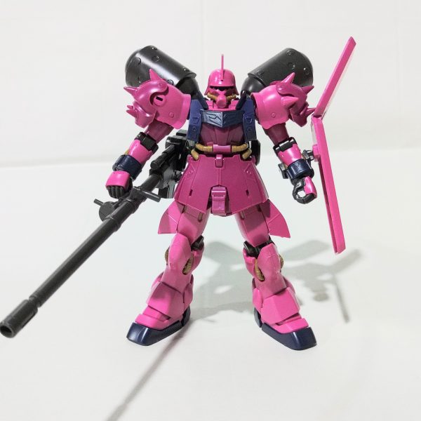 ギラ・ズール　アンジェロ機をストレート組してみた10月10日のナガノモデラーズ展示会に向けて1人展示テーマ『ネオジオンの赤』をやろうと色々と製作中なのだが、ギラドーガ重装型をたまたま入手できてしまったので並べたくなって、展示会とは関係なく作成することにする気になるポイントとしては、親衛隊機にしては姿勢が悪くないか？というところと、バックパックの２つの巨大タンクのシールドパーツが一体化しているのでこれはなんとかしたい(ギラドーガ重装型、サイコドーガ、ギラ・ズールなど並べてニヤニヤしたいところではある)&nbsp;しかし先に展示会用のR・ジャジャ、キュベレイマーク２、ナイチンゲールが控えているのでこちらはおいおい手をいれていきたいところ（3枚目）