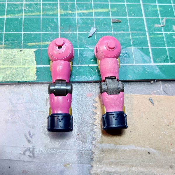 ガンプラが一番進む時の秘訣は目の前のやらなければならないこと(展示用ナイチンゲール)からの逃避である展示会に全く関係の無いギラ・ズールのアンジェロ機が今一番熱い(･３･)bバックパックを5ミリほど上に調整腕の肩アーマー基部を切り離して上に再接着、これで肩アーマーが上がる上の2つの工作で首が埋まって見える&nbsp;巨大プロペラントタンクの装甲板は絶対に角度がついていたほうがカッコいいので、切り放して空いた大穴をカラープラ板で塞ぐ&nbsp;肩アーマーのトゲの角度がどうみても金型の構造が垣間見える角度なので、切り込みをいれて、角度を変えてからランナータグを挟んで角度変更なかなかカッコいいバランスになったのではないだろうか？（4枚目）