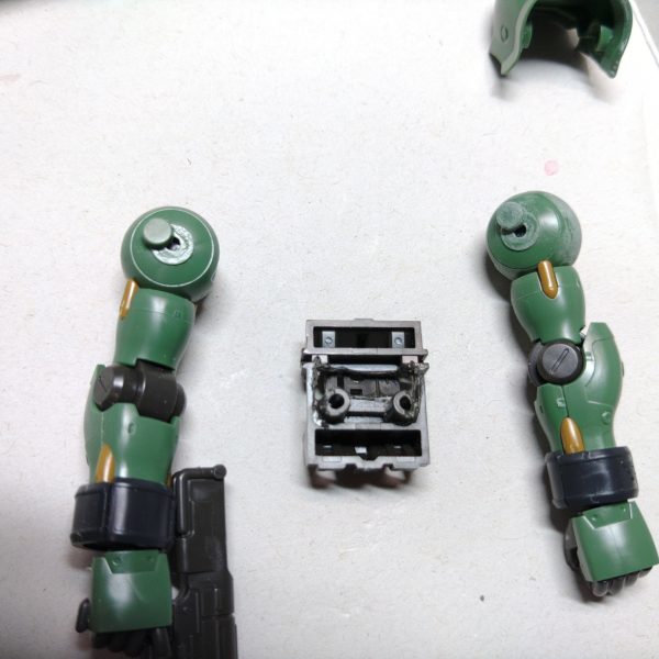 少し強く見えるように肩アーマーとバックパックの位置を調整(写真参照)位置調整の結果シールド側の基部が出てしまっているので、ここは微調整がいるアンジェロ機と比べると適度に弱カッコいい（6枚目）