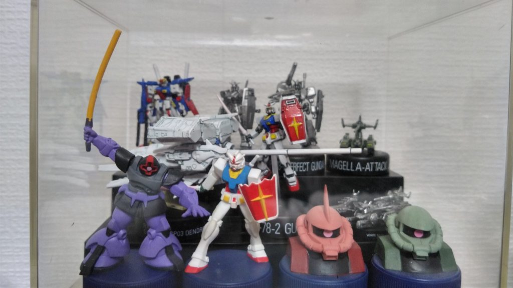 中段のガンダムとデンドロビウム(シークレット)と上段のZZとマゼラアタックも塗装した物。下段の4つはペプシのオマケのボトルキャップ(ガンダムとドムはシークレット)
