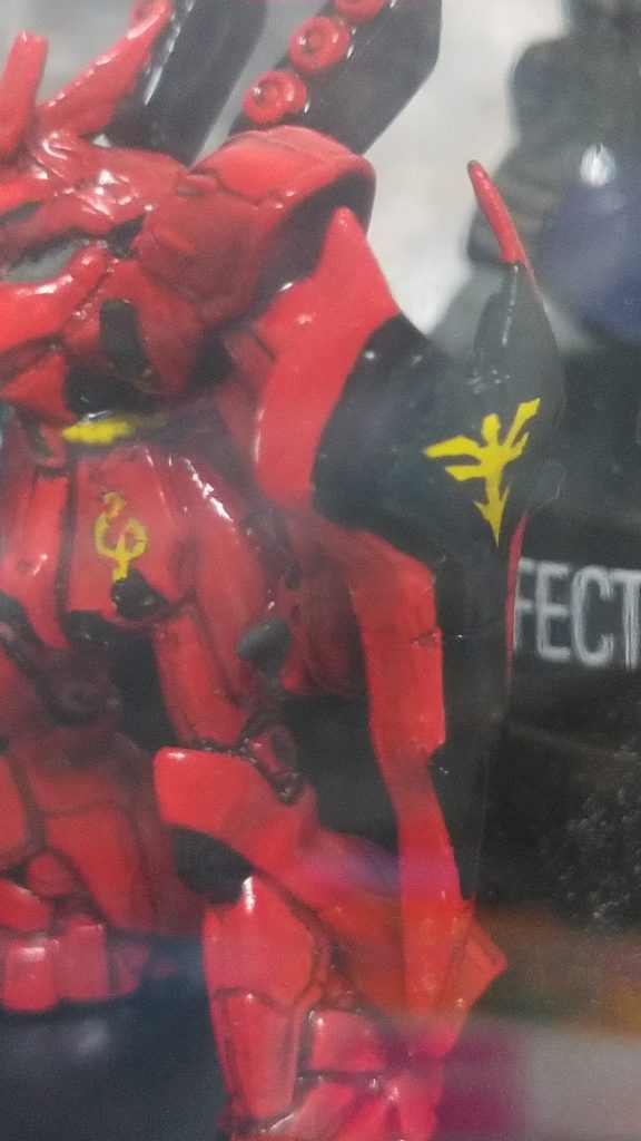 サザビーのフロントアーマーとシールドのエンブレムも手書き。当時は今ほど道具がなかった時代なのにね～