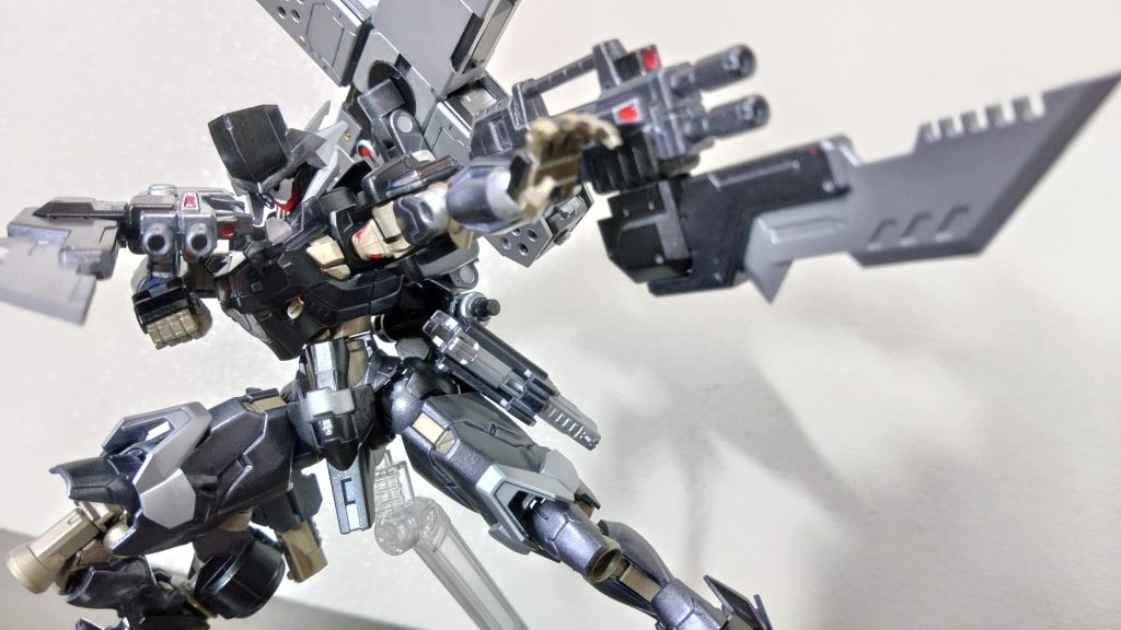 「ツインバレル・アームキャノン」二つの砲門を持つ特徴的な腕部装着型の銃火器。銃身の下部に単分子ハンド・カッターを装備可能である。