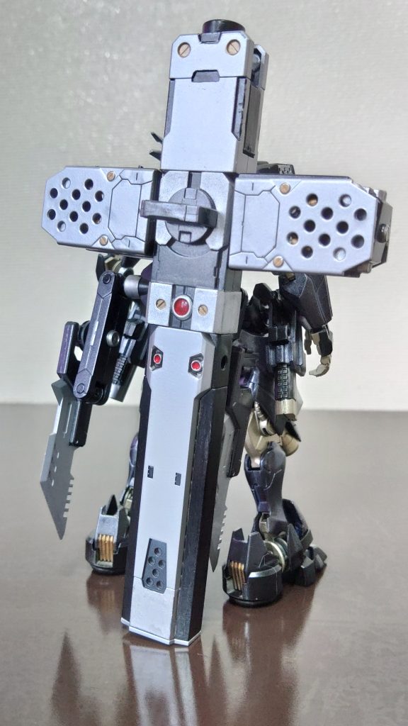 後ろ姿。とにかく背中の武装が重い。重すぎる！これだけでそこいらのガンプラ1体分重いです。元ネタはトライガンのニコラス・D・ウルフウッドなのですが、そこにルパン三世の次元大介とFLCLのサバゲ回とかデッドプールとか銃にまつわる要素をこれでもかとぶち込んでます。