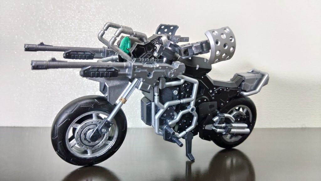 「黒鉄の騎馬　ホウィール・オブ・チャペル」「黒鉄の十字星の魔女　ガンダムルブリス・クロスガンズ」用にカスタムされたMS用超大型2輪車両。荒れ果てた荒野と砂漠を疾走できるほどの驚異的な走破力を持ち、重武装のMSを乗せても壊れない頑丈なマシンである！
