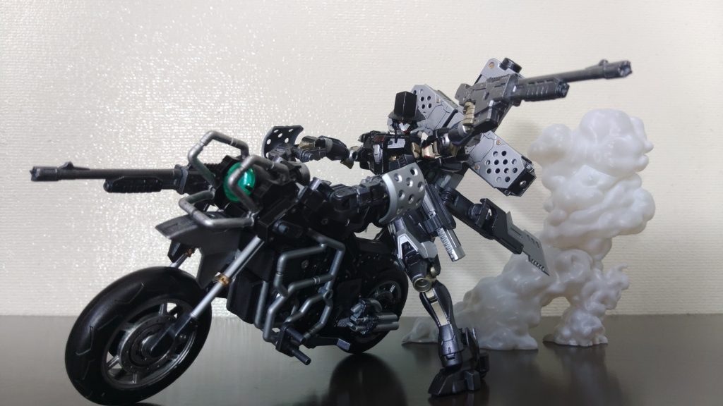 バイクに取り付けられたショットガンはすぐに使えるようになってます。ターミネータのシュワちゃんにだいぶ脳を焼かれてますね。