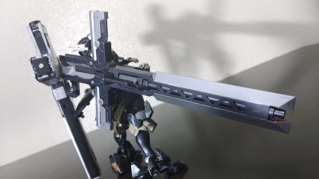 「プロト・ソード・パニッシャー」ヘヴィ・パニッシャーの発展型の試作品。重い、デカい、使いづらいの三拍子揃ったクセの強いヘヴィ・パニッシャーを軽量化し近接戦用に発展させた新型。後にルブリス・クロスガンズの後継機に正式装備となる。